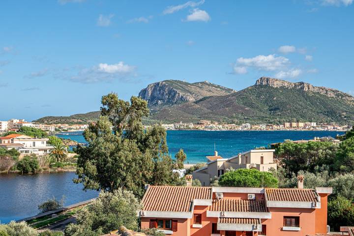 Appartamento intero, Appartamento 'Orizzonti Solarium' con terrazza privata in Quinta Spiaggia, Golfo Aranci