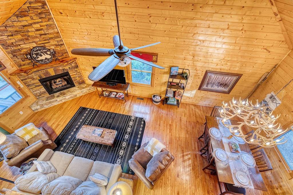 New Fire Pit! 3 King Suites, Creek, 15 mins 2 Br in Chattahoochee National Forest