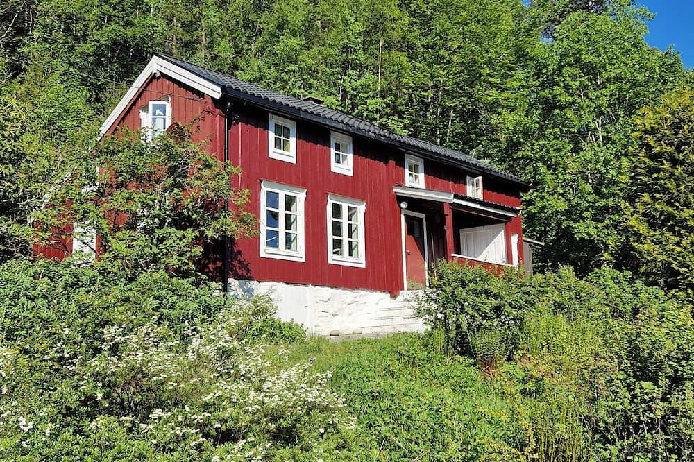 Altes Fischerhaus am Mjosundet in Aure in Aure, Nördliches Fjordnorwegen