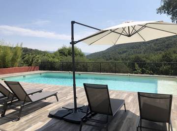 Gîte pour 2 personnes, avec jardin ainsi que piscine et terrasse, animaux acceptés à Salernes