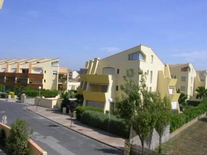 Entire studio, Spacious studio for 4, direct beach access, private parking in Marseillan, Mediterranean Coast (France)