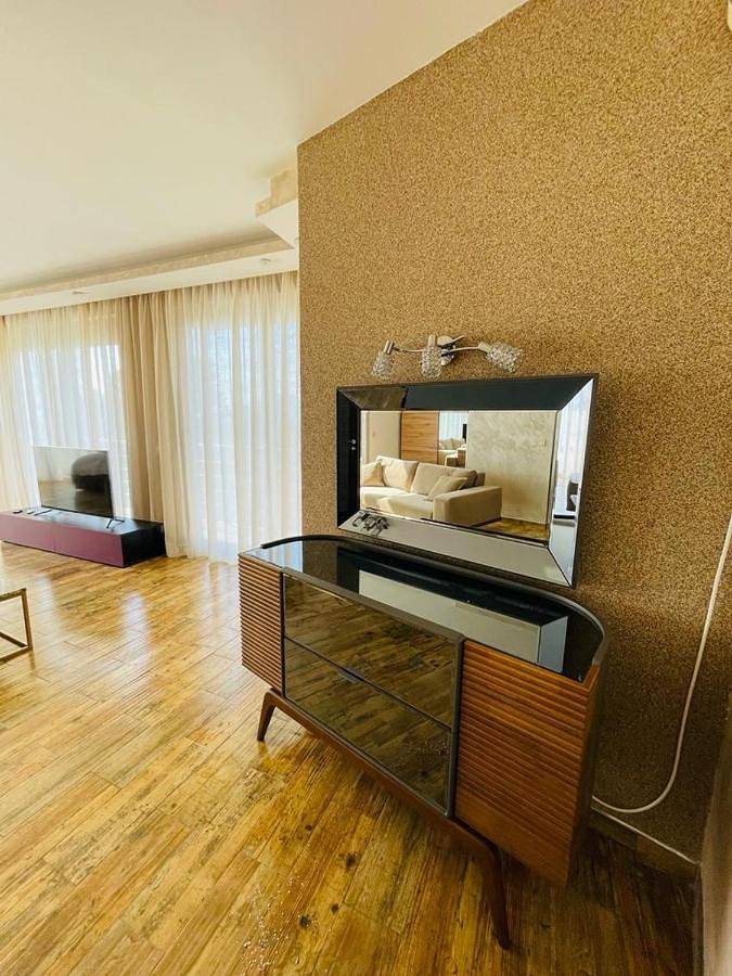 Villa für 8 Personen, mit Balkon und Whirlpool sowie Terrasse und Garten in Montenegro - 2