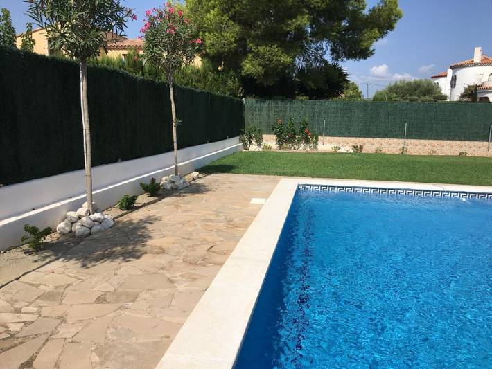 Location de vacances pour 6 personnes, avec jardin ainsi que piscine et terrasse, animaux acceptés dans Les Tres Cales - 4