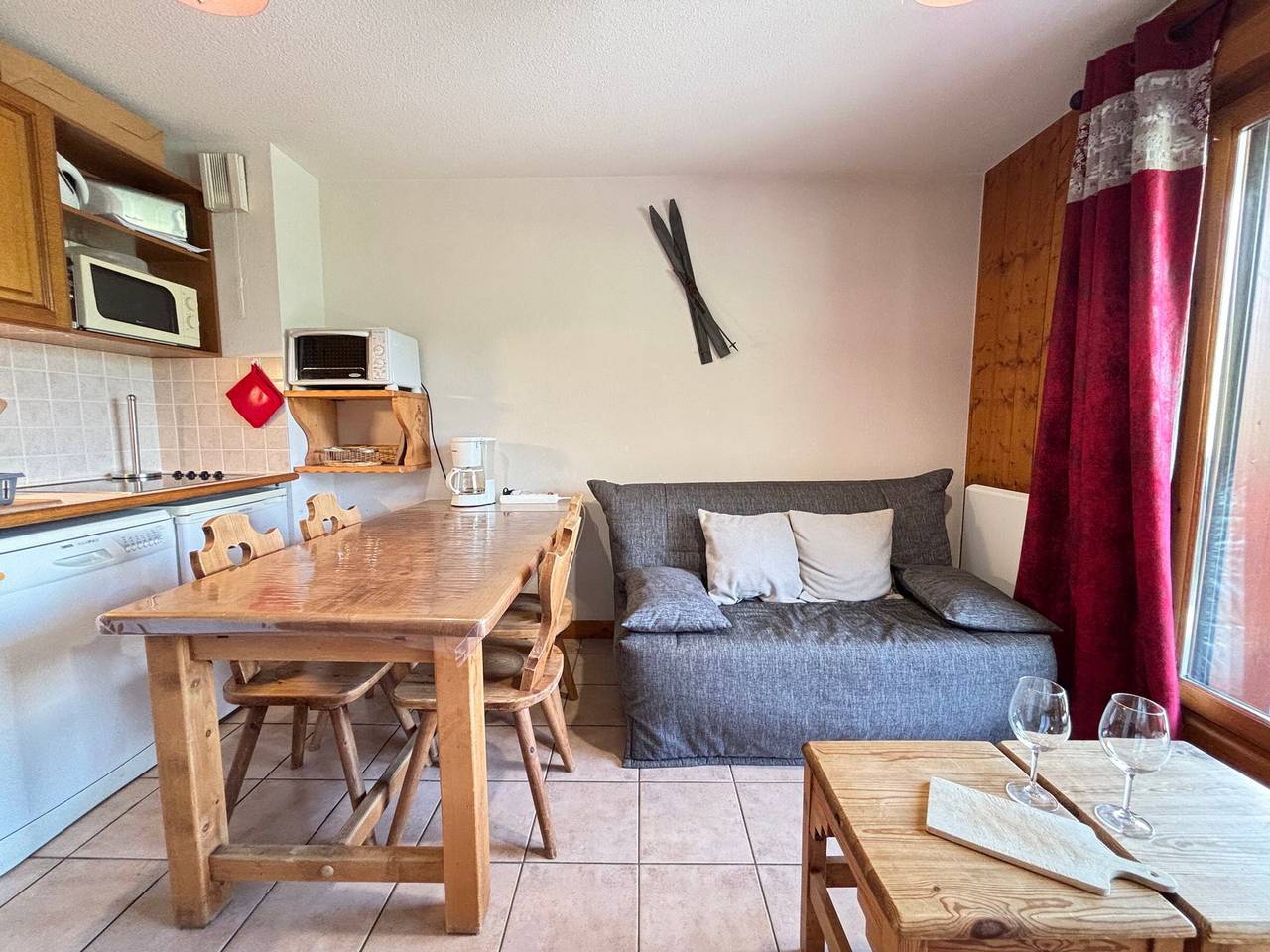 Ganze Wohnung, Gemütliche Wohnung an der Piste mit Parkplatz, für 4-6 Personen in Flumet, Albertville und Umgebung