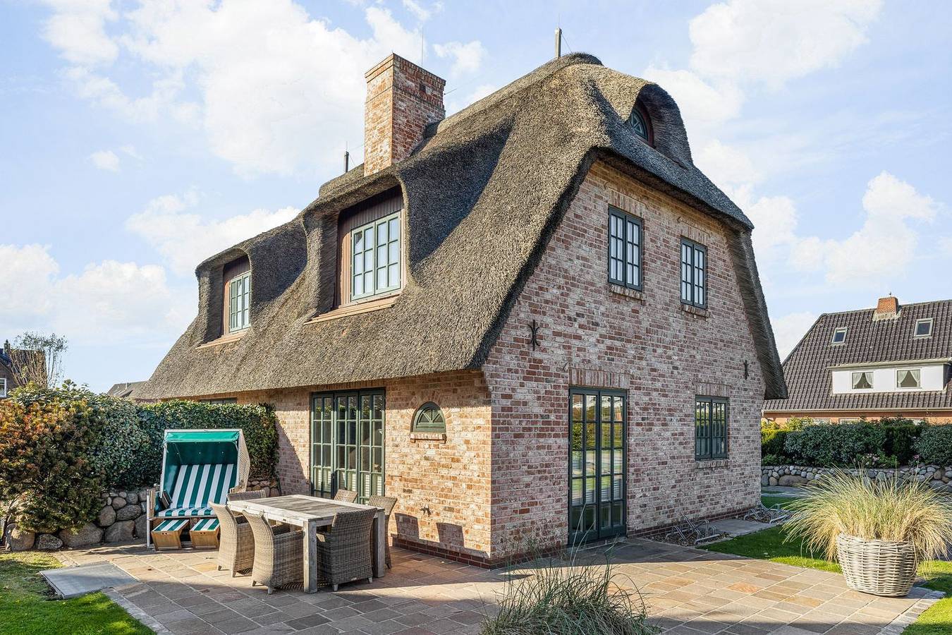 Lifestyle unter Reet, Strand & Meer um die Ecke. Ihr optimales Urlaubs-Domizil in Wenningstedt, Sylt