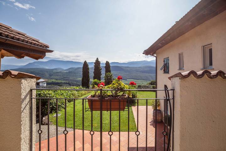 Entire studio, Studio 'Vitis' with Mountain View, Private Terrace and Wi-Fi in Kalterer See, Kaltern an der Weinstraße