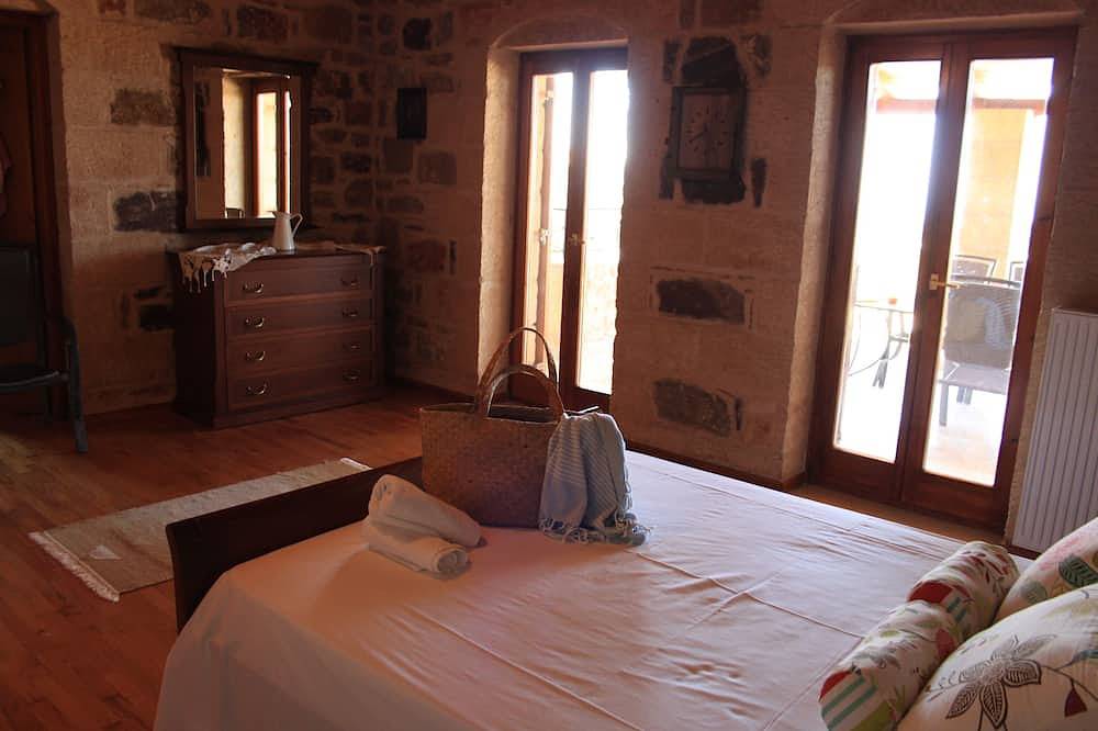 Traditionele stenen villa met prachtig uitzicht op de zee in Stoupa, Messenia