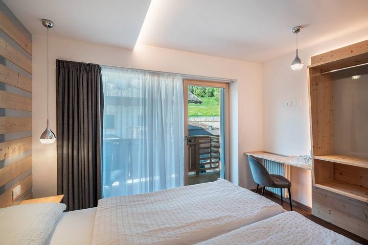 Appartamento intero, Appartamento 'Wellness Alpino Con Minispa' con vista sulle montagne, terrazza condivisa e Wi-Fi in Soraga, Dolomiti Superski