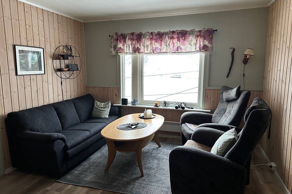 Sørøya: Skipper view Akkarfjord, 210m from pub, diner and quay. Sørøya along the coast! in Hammerfest