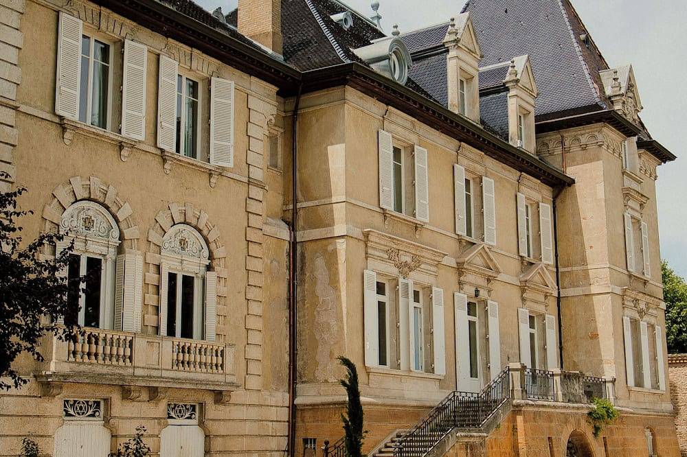 Chateau du Bost, rénové, piscine chauffée, Beaujolais in Blacé, Beaujolais