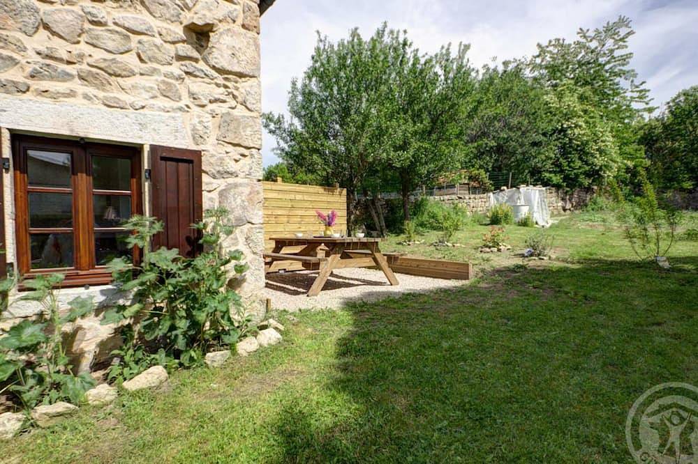Appartement entier, Charmant gîte en pierres avec terrasse et barbecue, idéal pour 4 pers., animaux admis in La Chapelle-en-Lafaye, Montbrison