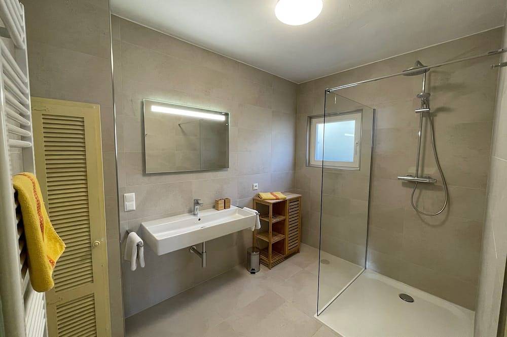 Holiday villa with pool, large terrace and great sea and far view. in Gattières, Cannes region