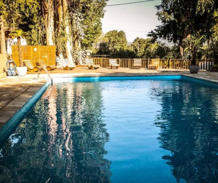 Camping pour 4 personnes, avec jardin ainsi que piscine et terrasse