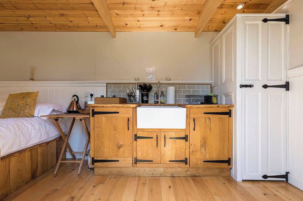 Aspen Leaves - Tranquil Shepherds Hut- Views of The South Downs National Park in East Lavington, South Downs