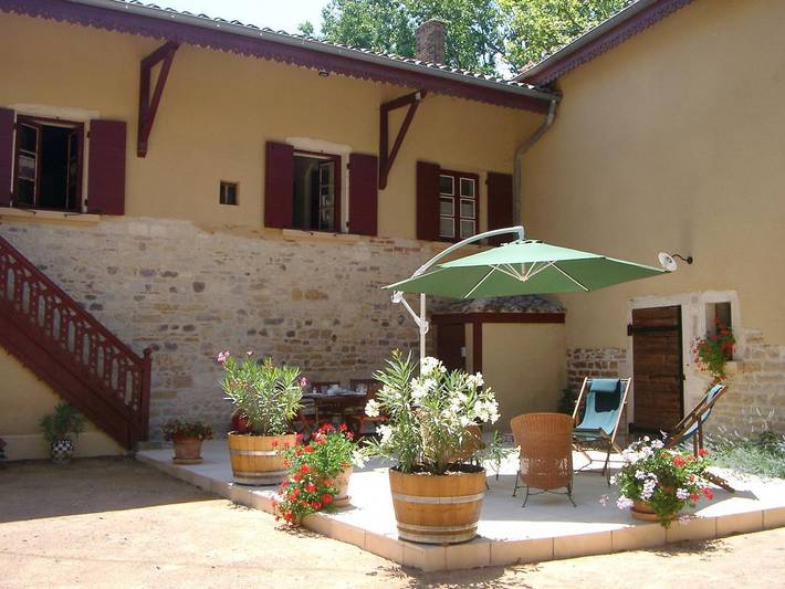 Gîte pour 6 personnes, avec Terrasse ainsi que Jardin et Piscine à Arnas