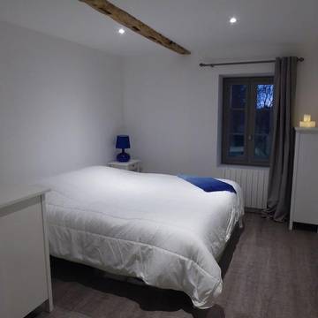Gîte pour 11 personnes, avec piscine et vue sur le lac ainsi que vue et jardin à Saint-André-de-Double