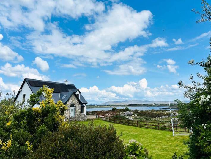 Holiday rental for 8 people, with garden and hot tub in County Galway