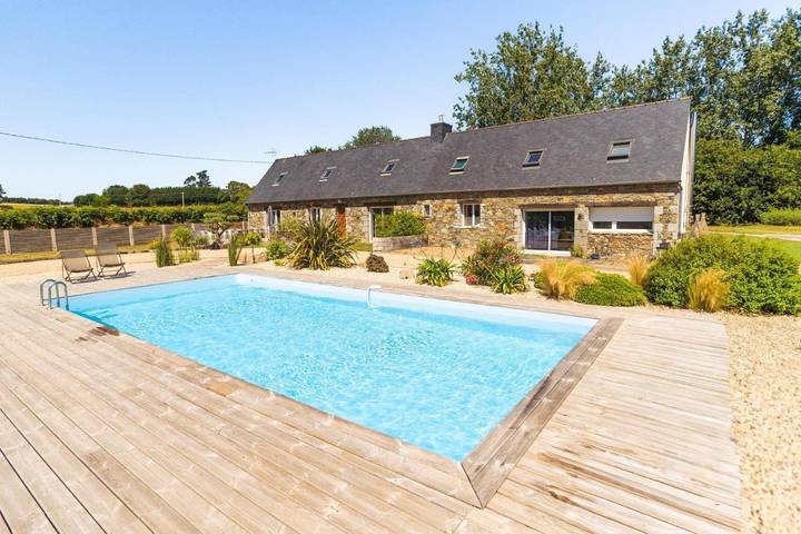 Gîte pour 7 personnes, avec Terrasse ainsi que Jardin et Piscine à Lanmérin