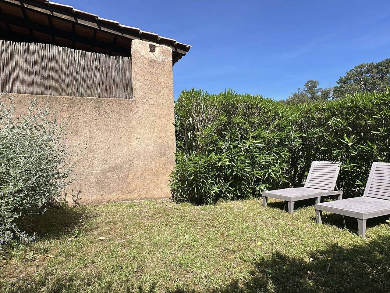 Mini-villa con aire acondicionado, terraza y parking cerca de la playa de Pinarello in Zonza, Distrito de Sartène