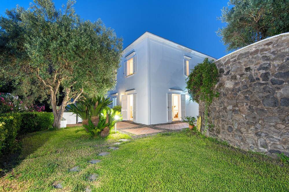 The Lauro Luxury Villa, garden, parking, in private area, close to the center in Ischia Cuidad, Ischia