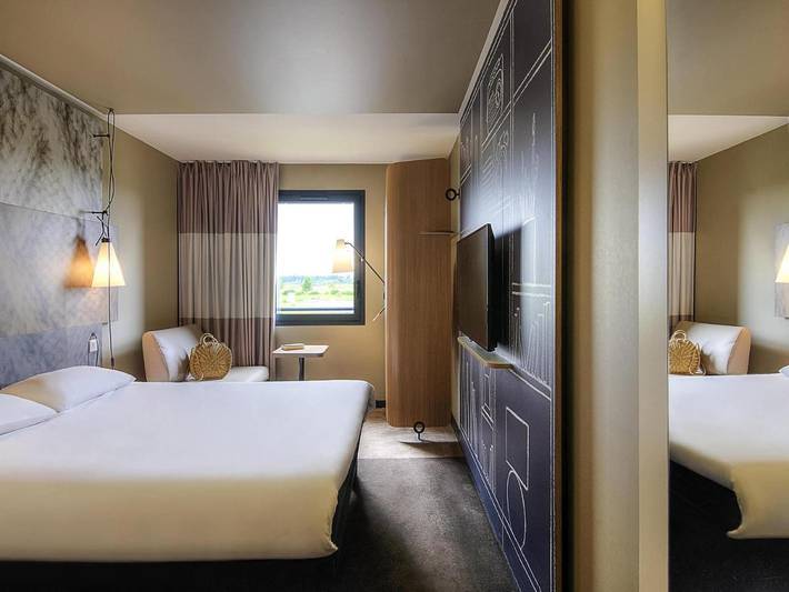 Hôtel pour 4 personnes, avec piscine ainsi que vue et terrasse à Saint-Georges-de-Gréhaigne - 2