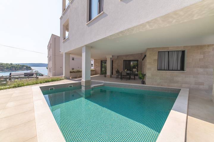Ferienhaus für 14 Personen, mit Balkon und Sauna sowie Pool und Garten in Primosten