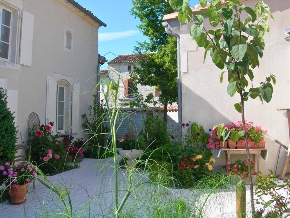 Alojamiento y desayuno para 4 personas con terraza in Gensac-la-Pallue, Charente