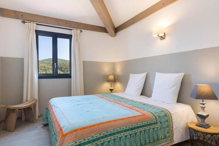 Chambre d’hôte pour 6 personnes, avec Terrasse et Jacuzzi ainsi que Jardin et Piscine à Roquebrune-sur-Argens - 2