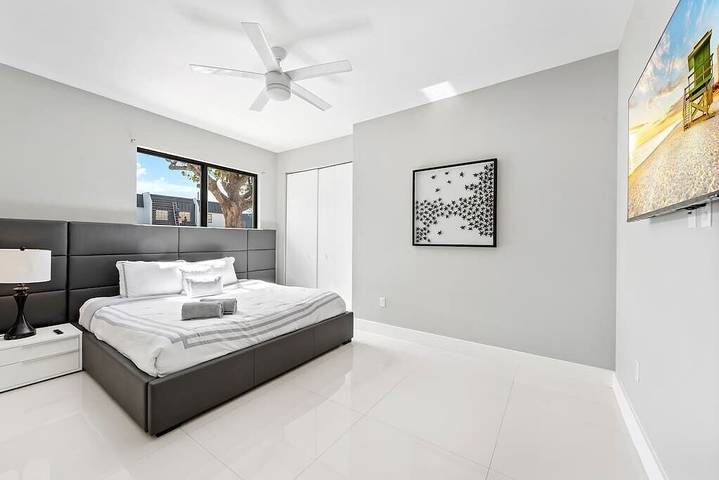 Vacation rental for 12 people, with hot tub and yard, with pets in Coral Gables