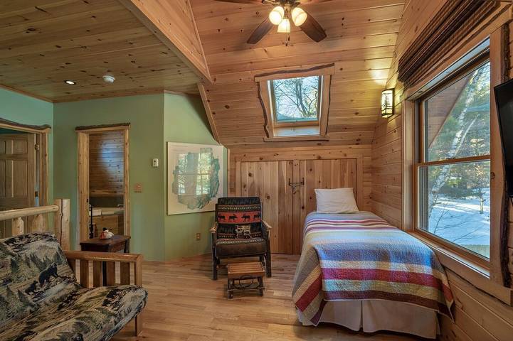 Vacation house for 6 people, with balcony and hot tub, with pets in Adirondack Mountains