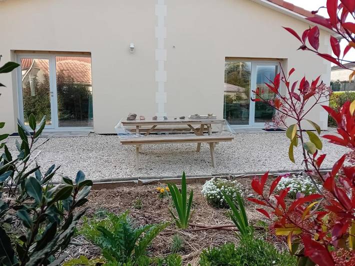 Gîte pour 2 personnes, avec vue et jardin dans Baignes