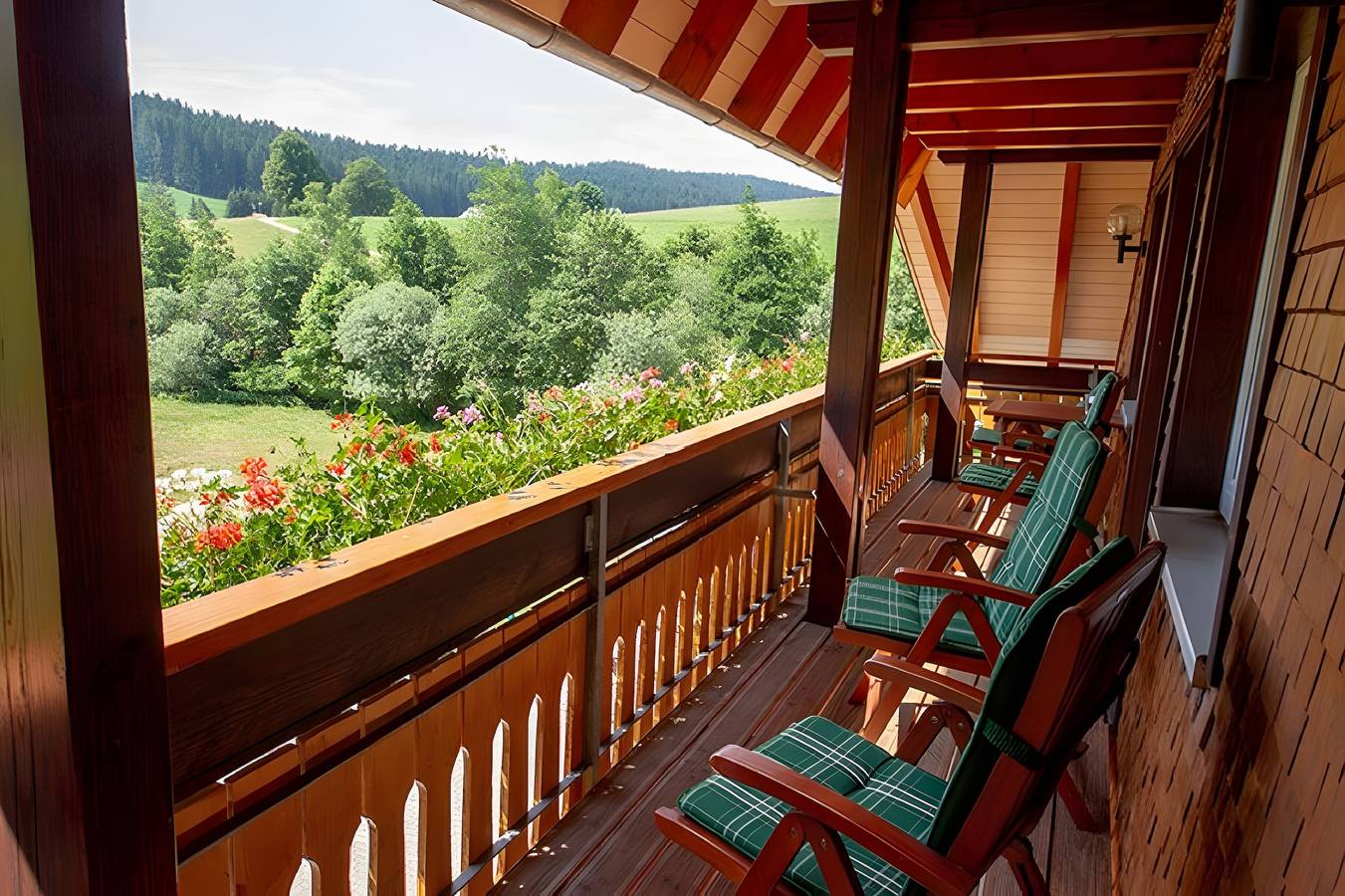 Ganze Wohnung, Gästehaus Josenmühle - Ferienwohnung Kamille,Tal und Bergblick, Balkon, Mitten im Grünen in Titisee-Neustadt, Südschwarzwald