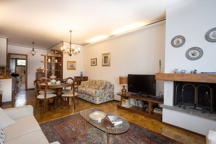 Appartamento per 5 persone, con balcone e panorama a Mandello del Lario