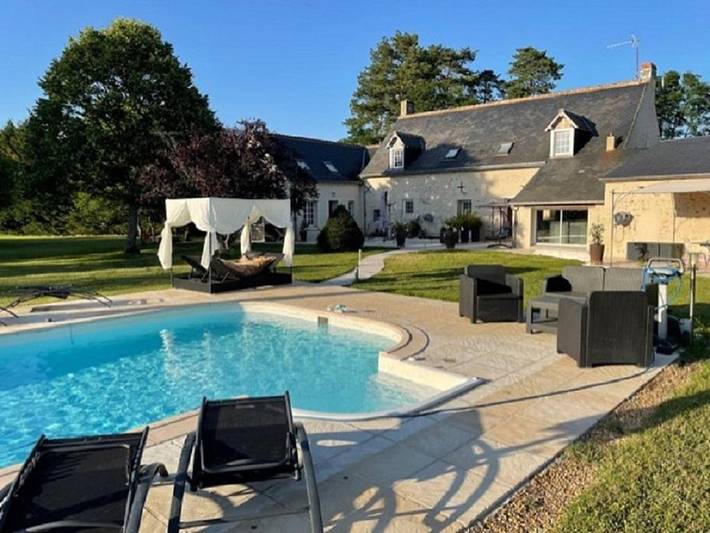 Gîte pour 2 personnes, avec vue et piscine ainsi que sauna et jardin dans Cléré-les-Pins