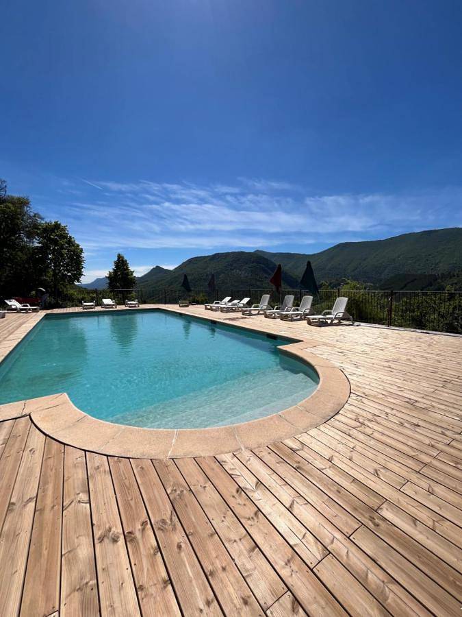 Gîte pour 2 personnes, avec Terrasse et Jardin ainsi que Piscine et Vue dans Montfroc - 3