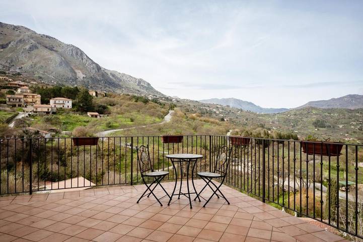 Casa vacanza per 3 persone, con Balcone e Terrazza nonché Giardino e Panorama a Castelbuono
