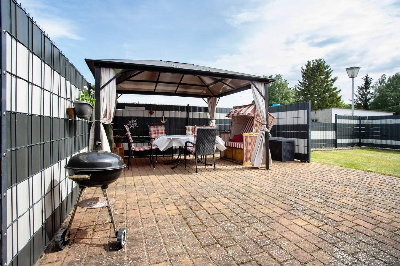 Ferienhaus 'Bungalow Bei Rügen' mit privater Terrasse, privatem Garten und Wlan in Sundhagen, Stralsund Umland