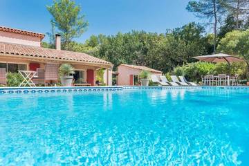 Location de vacances pour 8 personnes, avec terrasse et jardin à Fuveau