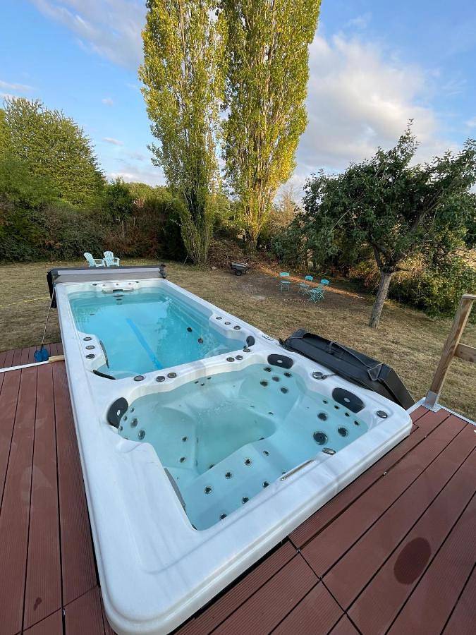 Villa pour 8 personnes, avec Jacuzzi et Terrasse ainsi que Jardin et Piscine