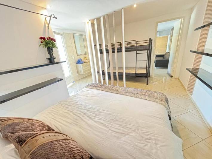 Gîte pour 7 personnes, avec jardin ainsi que terrasse et piscine, animaux acceptés dans Plage Camp Long - 3