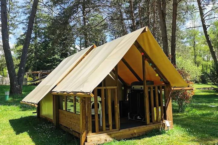 Gîte pour 2 personnes, avec terrasse et piscine dans Palisse