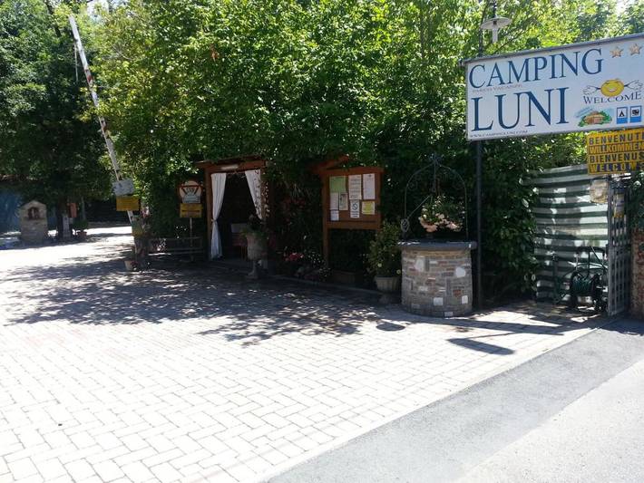 Camping per 3 persone, con Terrazza e Giardino nonché Panorama a Massa