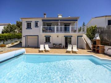 Gîte pour 8 personnes, avec jardin ainsi que piscine et balcon, adapté aux familles dans Arrifana