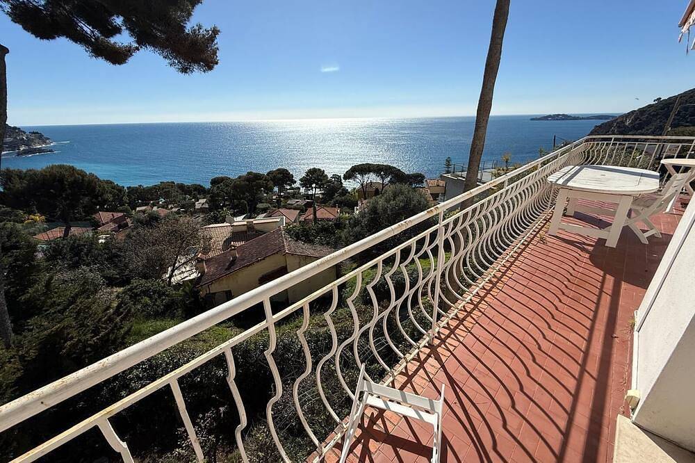 Villa In Eze bord de mer: A Breathtaking Escape Overlooking the Mediterranean in Èze, Nizza und Umgebung