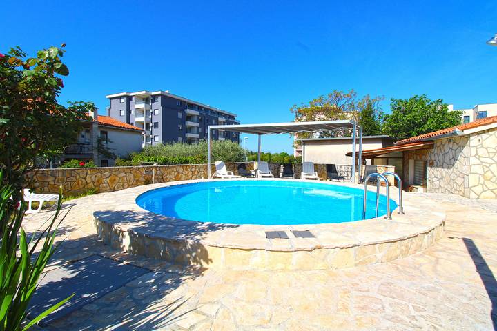Gîte pour 4 personnes, avec terrasse et piscine à Pula - 3