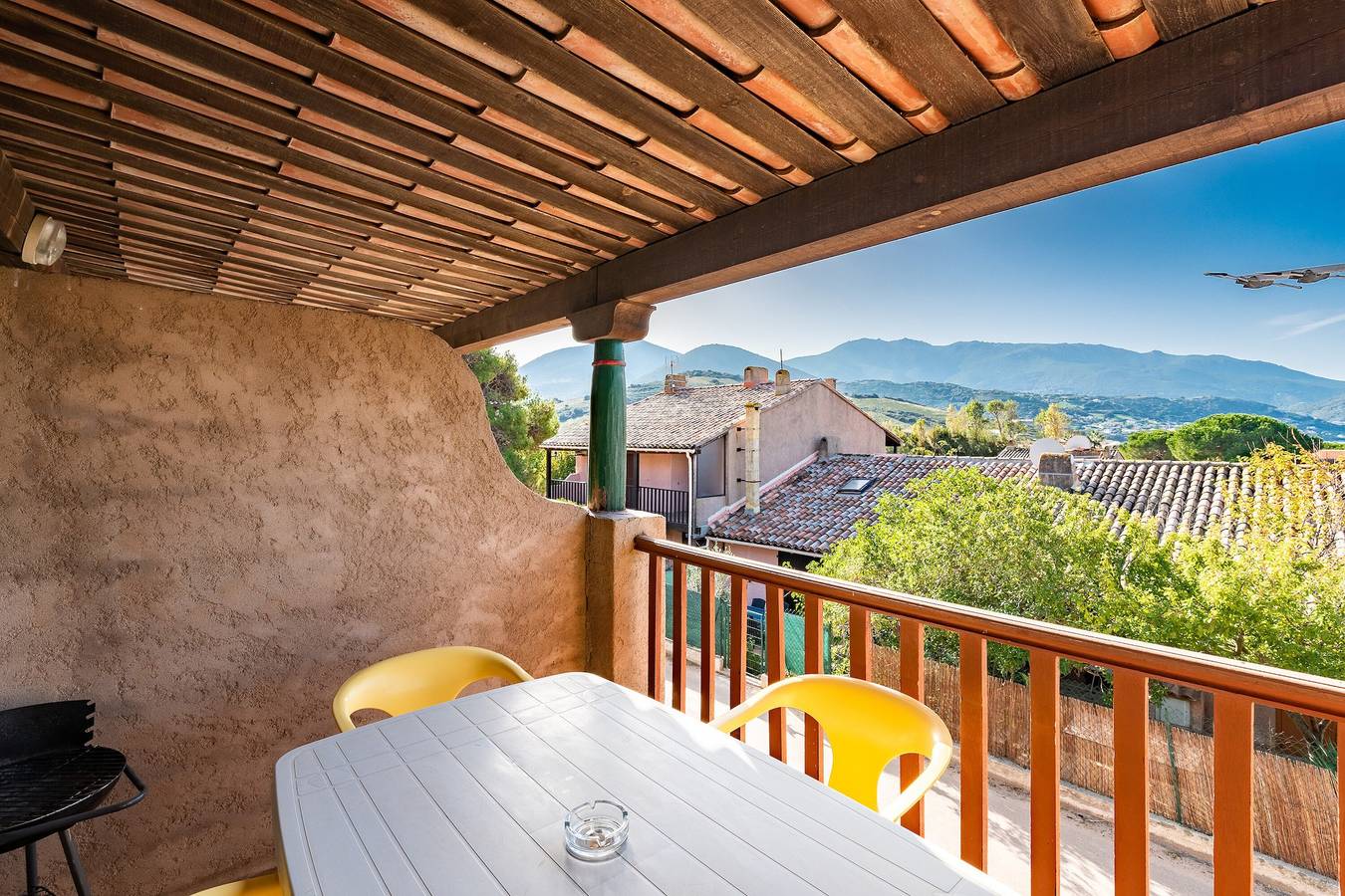 Appartement entier, Appartement « Le Cinque » avec vue mer, Wi-Fi et climatisation in Appietto, Région d'Ajaccio