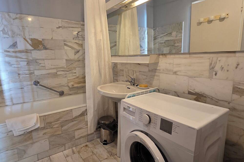 Appartement entier, Joli Studio avec Grand Balcon vue mer en plein centre de Concarneau in Concarneau, Région de Quimper