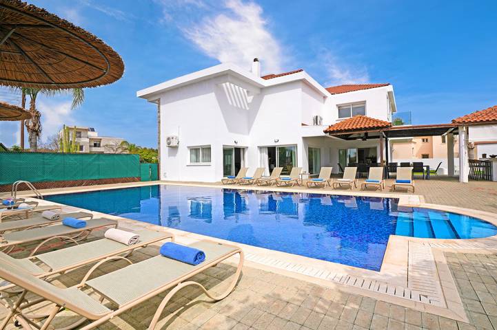 Casa vacanza per 16 persone, con Balcone/Terrazza e Balcone nonché Giardino e Panorama in Cipro