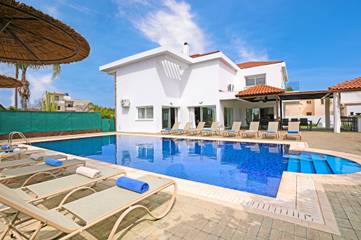 Ferienhaus für 16 Personen, mit Pool und Garten sowie Balkon in Ayia Napa