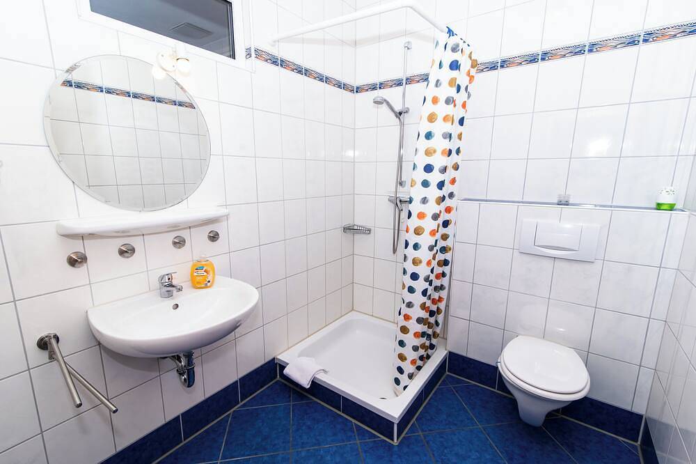 Ganze Wohnung, Geräumige Ferienwohnung (70qm) mit großer Terrasse und Gartenblick in Spalt, Fränkisches Seenland